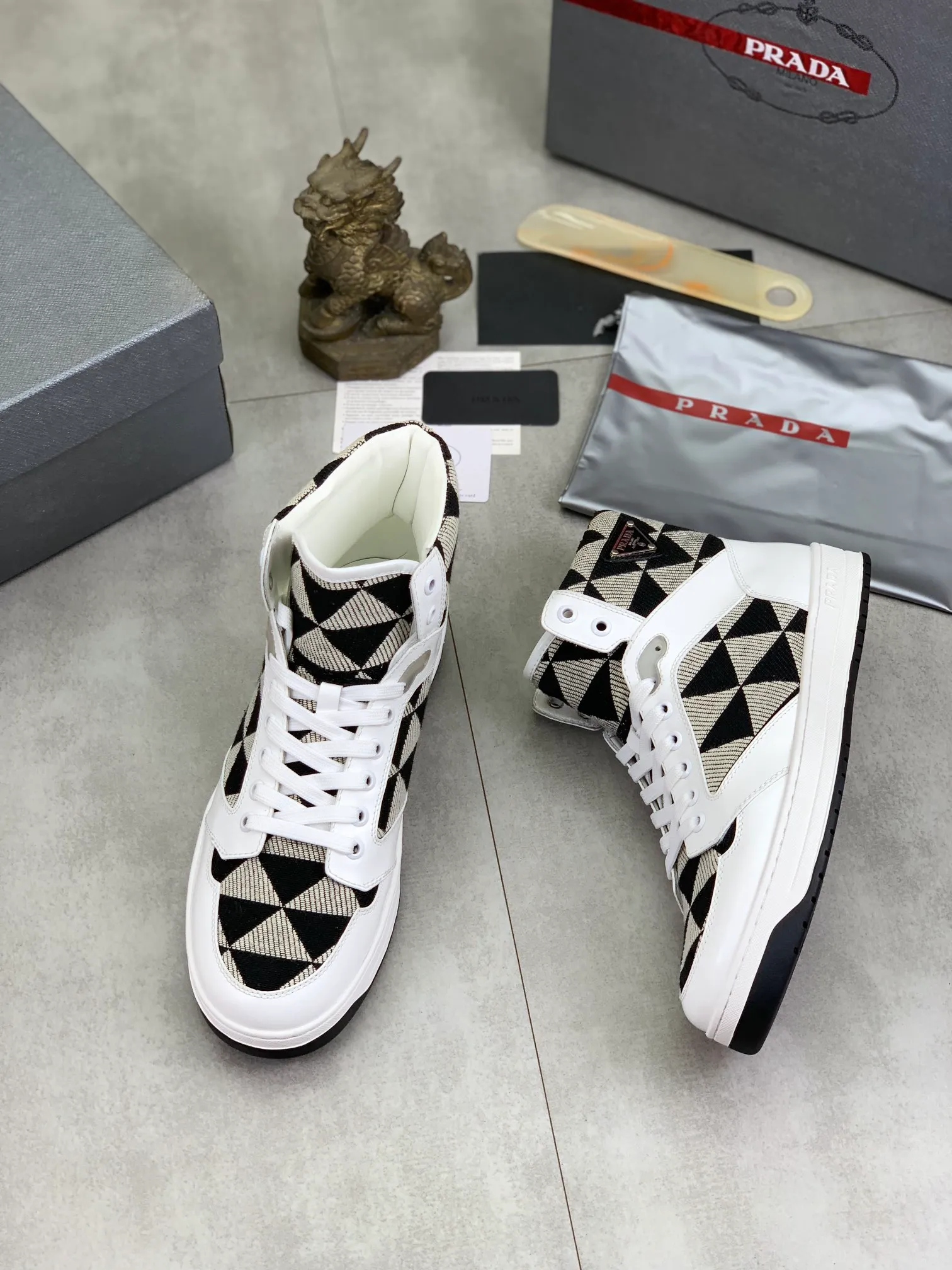 Men's shoes 💰P620 new model (high version) The new PRADA (Prada) high-top counter has launched the classic model at the same time. The new men's shoes and 😘fabrics are selected from the original imported calfskin. First layer of imported cowhide lining. The original version is awesome! 👍🏿Original open-molded non-slip PU outsole, with exquisite lines, simple and elegant, super comfortable and classy on foot, suitable for leisure travel. Code number:38-45